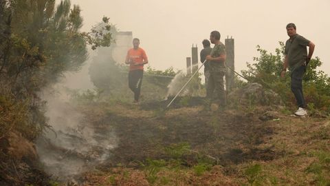 Incendios en los montes de Baa y Baredo, en Baiona