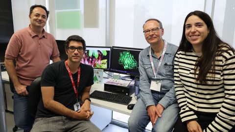 De izquierda a derecha, Francisco J. P�rez Cano (INSA-UB), Arturo Rodr�guez Banqueri (IBMB-CSIC), F. Xavier Gomis-R�th (IBMB-CSIC) y Marina Girbal-Gonz�lez (INSA-UB) en el laboratorio del Instituto de Biolog�a Molecular de Barcelona (IBMB-CSIC). 
