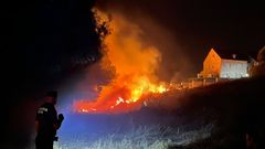 Incendio forestal en Palacios, en Sanxenxo, la madrugada del s�bado
