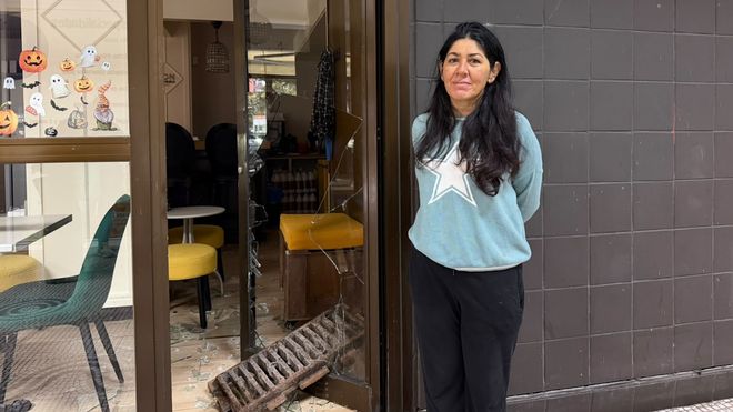 Yniris Douranian, propietaria de Don Churro,�ante la�puerta que los ladrones rompieron para robar en su negocio