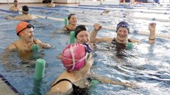 Mayores haciendo�ejercicios de nataci�n en Santiago