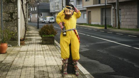 Foto de archivo de un meco anunciando el entroido en Ba�os de Molgas.