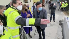 El presidente de la Diputaci�n visitando las obras de la pasarela de Nar�n