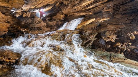 Una de las fotografas de la cueva de A Ceza que han sido incluidas en un libro sobre las cavidades naturales y las formaciones krsticas de los geoparques espaoles