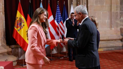 Leonor, princesa de Asturias, saluda a David Klenerman que recibir� esta tarde el premio de Premio Princesa de Asturias de Investigaci�n Cient�fica y T�cnica, junto a Shankar Balasubramanian y Pascal Mayer , durante la audiencia a los galardonados con los Premios Princesa de Asturias 2026 celebrada en la ma�ana de este viernes en el Hotel de la Reconquista de Oviedo.