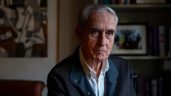 Ram�n J�uregui, exministro socialista, posa en su casa.