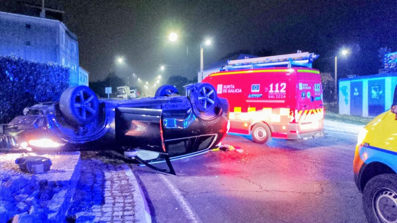 Herido un conductor en Lalín al volcar en una rotonda de la avenida Buenos Aires