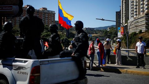 Fuerzas de seguridad del Gobierno venezolano patrullando este jueves por Caracas