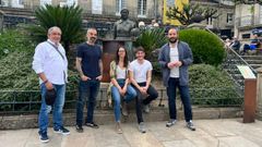 Los miembros de Antagonista de Teatro y el edil de Cultura de O Carballi�o