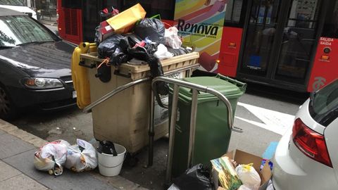 Segundo da (mircoles) con la basura de las calles sin recoger