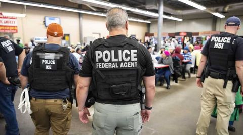 Agentes del Servicio de Inmigraci�n y Control de Aduanas (ICE) vigilan a los arrestos en un centro de procesamiento agr�cola en Canton