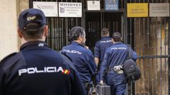 La polic�a cient�fica entra en la casa del can�nigo asfixiado