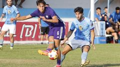 El celeste Uriarte presiona a un futbolista del Atltico Montaeros en un partido de pretemporada