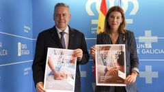 El conselleiro de Sanidade, izquierda, Antonio G�mez Caama�o, con la secretaria xeral t�cnica, Natalia Lobato, con los carteles de la campa�a