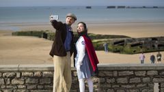Dos visitantes vestidos de �poca, en las costas de Normand�a