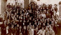 Vecinas de A Florida y Os Chaos, en el antiguo asilo situado entre el Malvar�n y Eduardo Pondal, en una foto de 1952. 