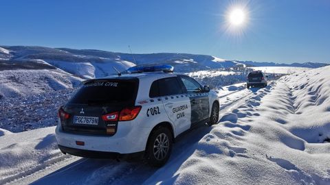 Dos vehculos de la Guardia Civil, buscando al hombre a primera hora de este mircoles