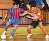 Carlitos, del Burela, trata de frenar a Ossorio (Levante). 