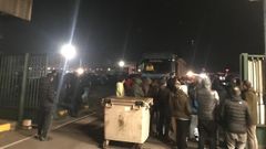 Concentraci�n de trabajadores a la entrada de la planta gijonesa de ArcelorMittal durante el paro de 24 horas convocado por CCOO y CSI en las factor�as de la sider�rgica en Asturias