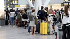 Viajeros, en la zona de salidas del aeropuerto de Santiago, el s�bado 29 de agosto, jornada con m�s vuelos de la operaci�n retorno