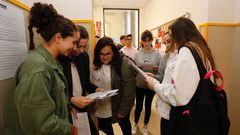 Pruebas de selectividad en el IES Vilar Ponte de Viveiro. Alumnos repasando los apuntes en el descanso