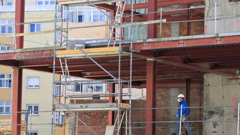 Poco movimiento de obreros en el centro socio cultural que construye el Concello en A Piringalla