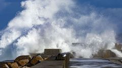 Olas en el espig�n de Camelle