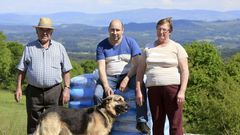 Jos� Antonio, junto a sus padres Marina y Jos�, y el perro Lucas en su casa de Gunt�n