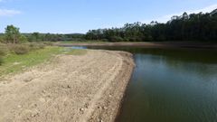 El embalse de A Fervenza, en Vimianzo, con poca agua