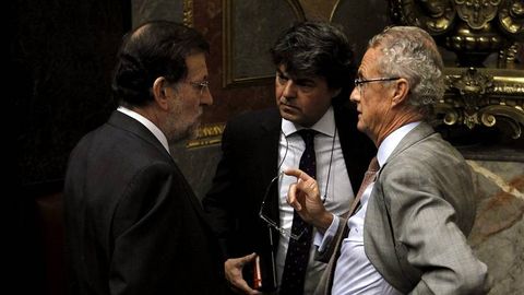 Morens, a la derecha, con Rajoy y Moragas en el Congreso
