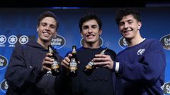 Marc M�rquez (centro), Diogo Moreira (izquierda) y Jos� Antonio Rueda (derecha), en el evento de Estrella Galicia en Madrid