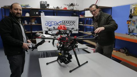 Aquilino Abela muestra uno de los cinco drones de Aeromedia