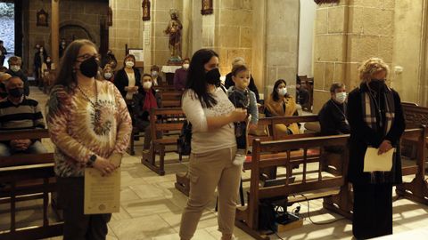 Imposici�n de medallas a tres nuevos cofrades en la iglesia de Santa Mar�a A Antiga do Carami�al