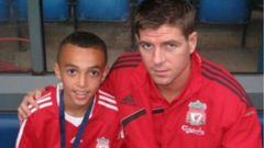 Alexander-Arnold con once a�os, junto a Gerrard, en el banquillo de Anfield