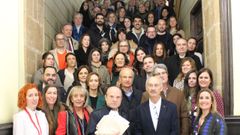 Felipe Ferreiro, segundo por la derecha, con representantes de las empresas colaboradoras tras el acto de reconocimiento que se celebr� en el Liceo