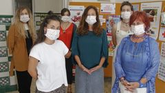 Carmen Fern�ndez, en el centro, con el equipo de la asamblea comarcal de Cruz Roja