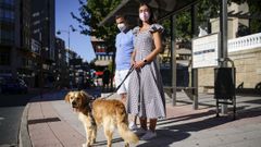 Esperando el autob�s urbano, en el que los perros ya pueden ir sin trasport�n