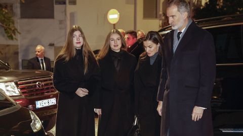 Los reyes y sus hijas, a la entrada de un restaurante en Atenas