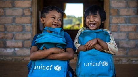 Dos nios, con mochilas de la oeneg Unicef, en una imagen de archivo.
