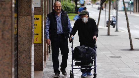 Mayores paseando por Lugo esta ma�ana