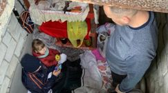 Un hombre con sus dos nietos en un b�nker en Jers�n