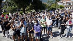 Numerosos amigos, allegados y vecinos sonenses y noieses se congregaron en la alameda de Noia para brindar un bello homenaje a los dos j�venes desaparecidos, Miguel Quan y Javier Hurtado