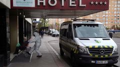 Llegada de un paciente al hotel Florida Norte, habilitado por la Comunidad de Madrid para acoger enfermos