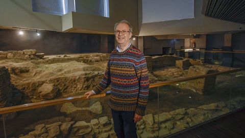El catedrático John R. Patterson en el yacimiento del Mitreo de Lugo