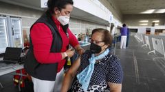 Primeros pinchazos con Pfizer en el recinto ferial de Pontevedra