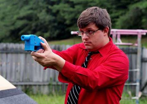 Travis Lerol disparando el arma que el mismo imprimi�.