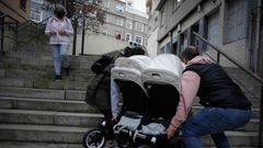 Ant�a y Bascoy intentando subir el carrito de los mellizos por las escaleras que dan acceso a su piso, en la calle Pintor Vilar Chao