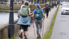 Varios peregrinos atraviesan la ponte de Pedra, en Pontedeume, la pasada primavera