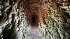 Una galera de la mina de A Granxa en la que se puede distinguir (a la derecha) un lucernario, una cavidad practicada en la pared para albergar las lmparas usadas por los mineros