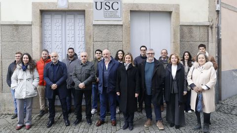 Maite Flores (en el centro, con abrigo negro y con bufanda gris) y su equipo, ante el Pazo de Montenegro